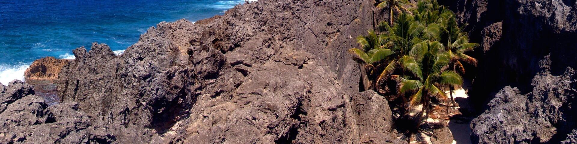 Togo Chasm featuring rocky coastline