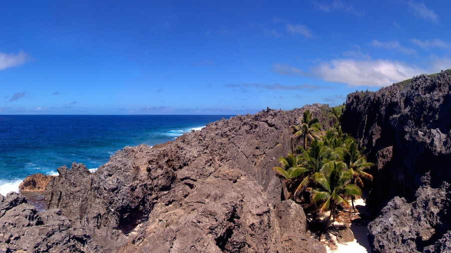 Togo Chasm featuring rocky coastline