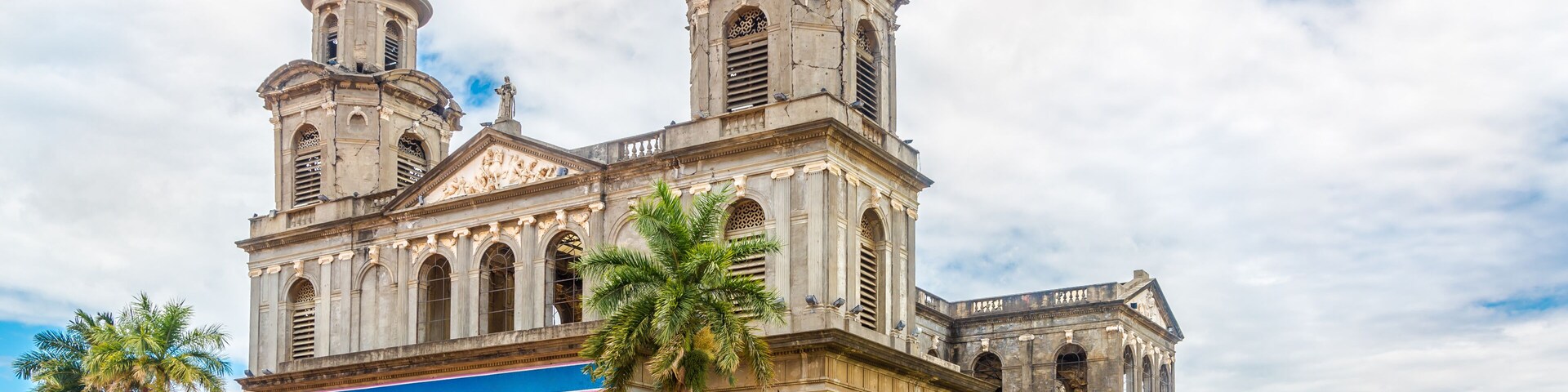 Uma igreja histórica com duas cúpulas e um campanário.