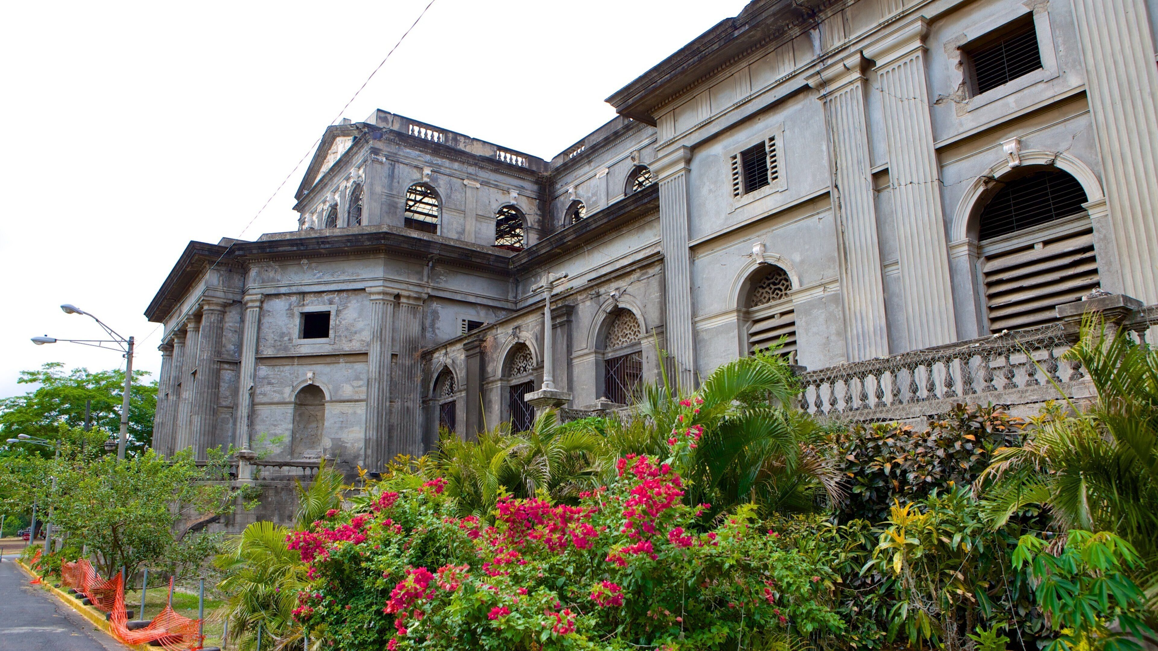 Managua Cathedral featuring a church or cathedral, a park and religious elements