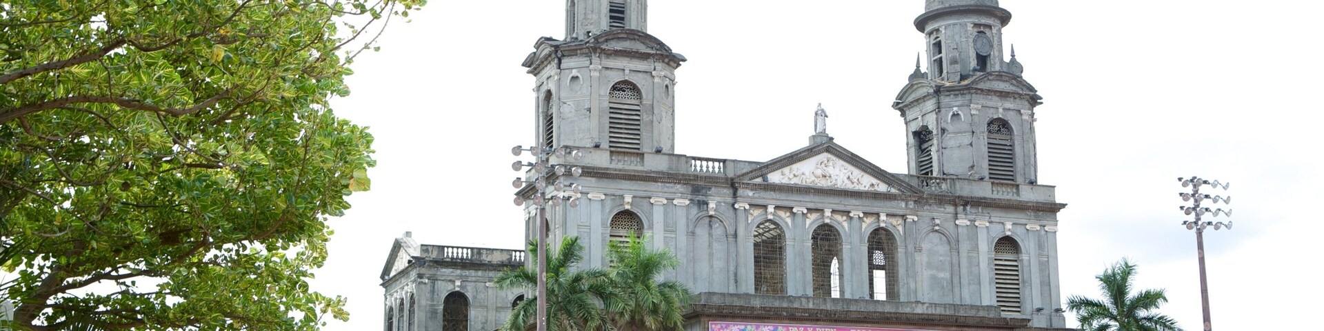Catedral de Managua que inclui uma igreja ou catedral, elementos religiosos e arquitetura de patrimônio