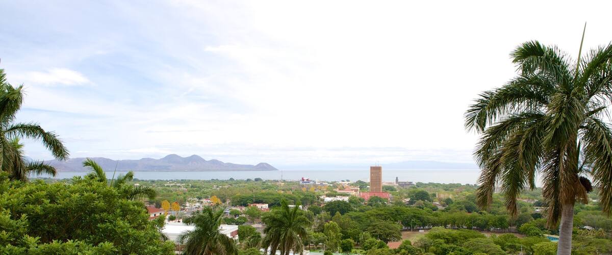 Monumento a Sandino che include vista della costa