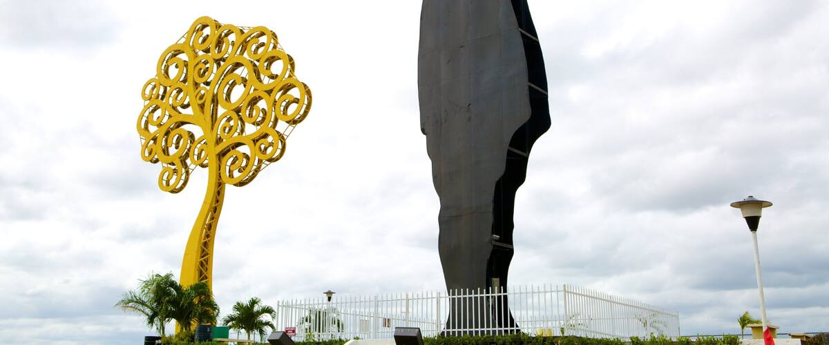 Monumento a Sandino showing a monument and outdoor art