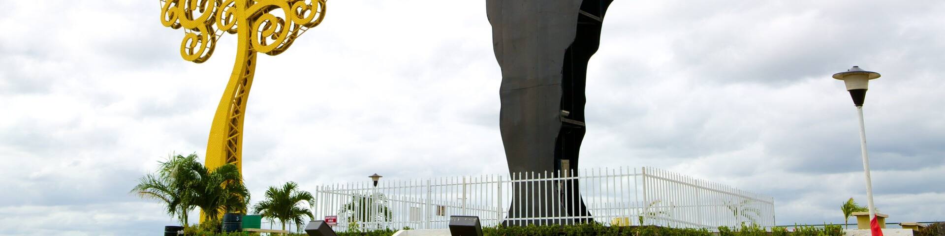 Monumento a Sandino which includes a monument and outdoor art