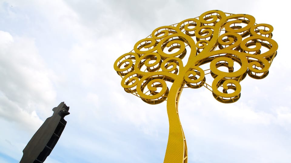 Monumento a Sandino showing outdoor art