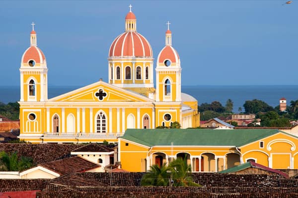 Granada-katedralen og byder på en by, en kirke eller en katedral og historiske bygningsværker