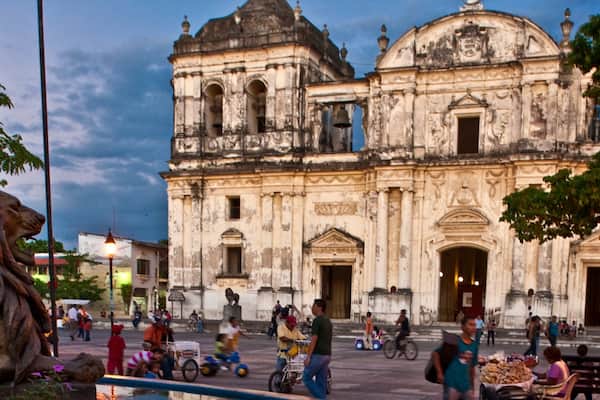 グラナダ大聖堂 フィーチャー 都市, 教会あるいは大聖堂 と 広場