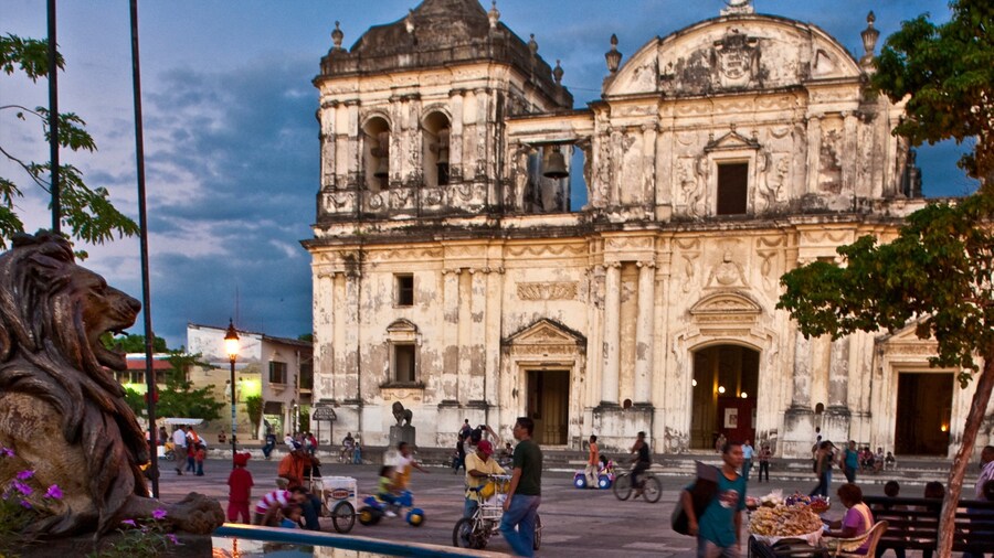 Catedral de Granada mostrando uma igreja ou catedral, uma cidade e uma praça ou plaza