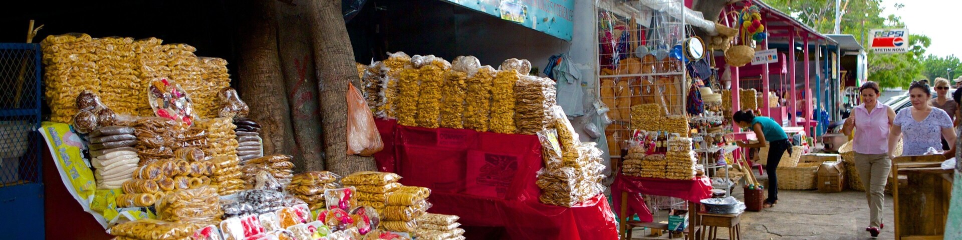 Mercado Carlos Roberto Huembes showing markets and street scenes