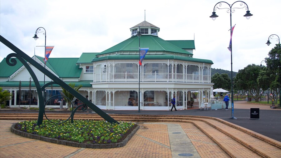 Clapham\'s Clocks showing heritage architecture and outdoor art