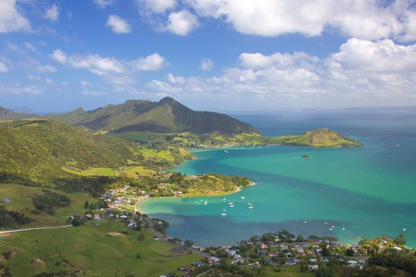Mount Manaia montrant baie ou port, montagnes et ville cĂŽtiĂšre