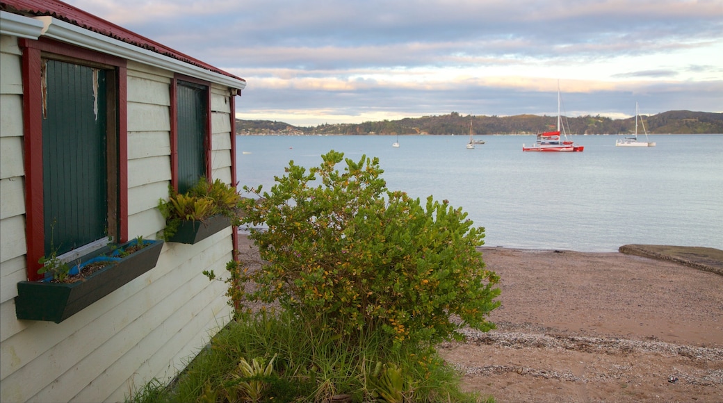 Paihia Beach which includes a pebble beach and a bay or harbour