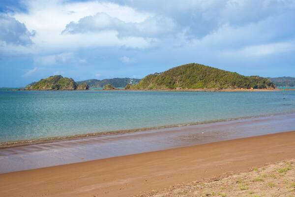 Paihia Beach das einen allgemeine KĂŒstenansicht, Inselansicht und Sandstrand