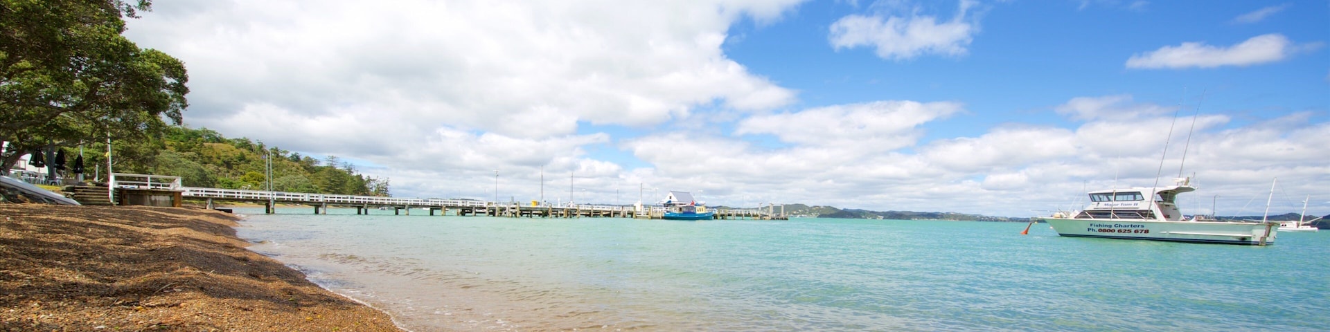 Russell Beach das einen Steinstrand und Bucht oder Hafen