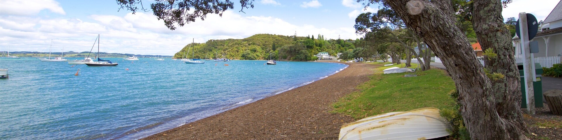 Russell Beach que inclui uma baía ou porto e uma praia de pedras