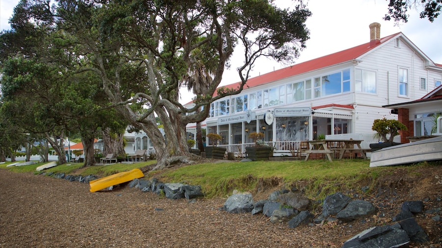 Russell Beach que incluye una playa de guijarros y una ciudad costera