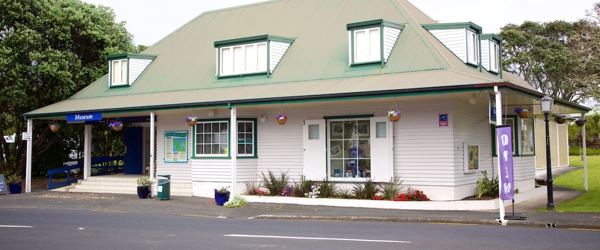 Russell Museum featuring street scenes