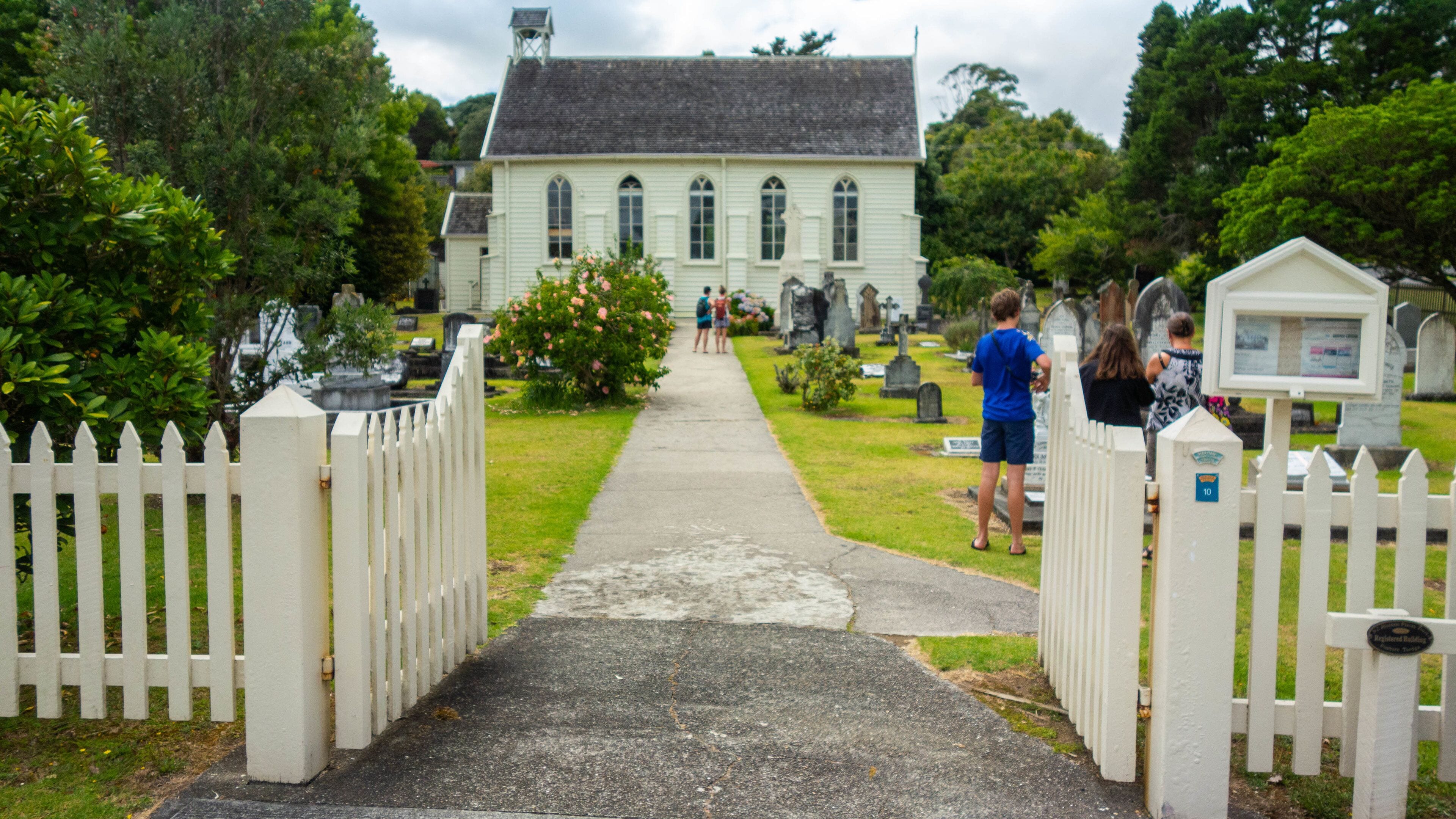 Russell Christ Church featuring a church or cathedral