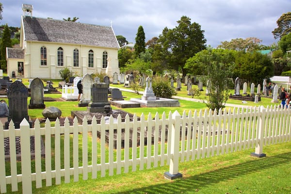 Russell Christ Church showing a church or cathedral and a cemetery