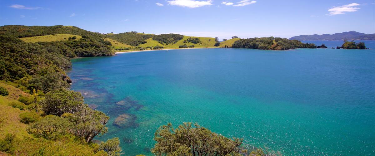Russell som visar en hamn eller havsbukt och stillsam natur
