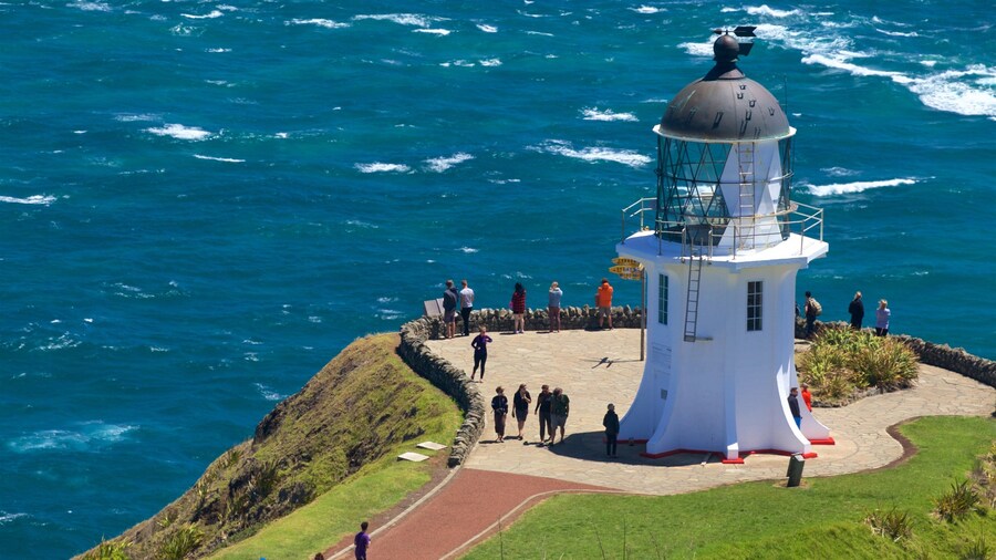 Cape Reinga Lighthouse ofreciendo un faro, vista general a la costa y vista
