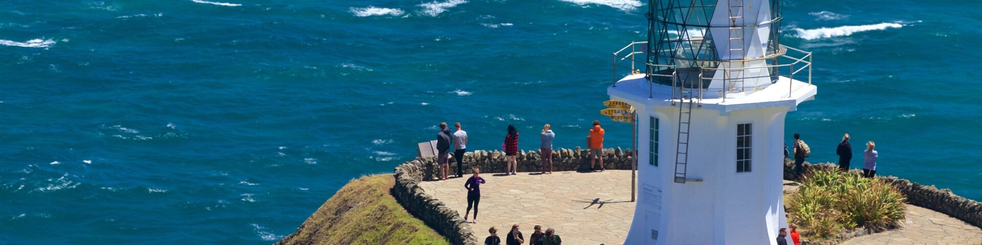 Cape Reinga Lighthouse ofreciendo un faro, vista general a la costa y vista