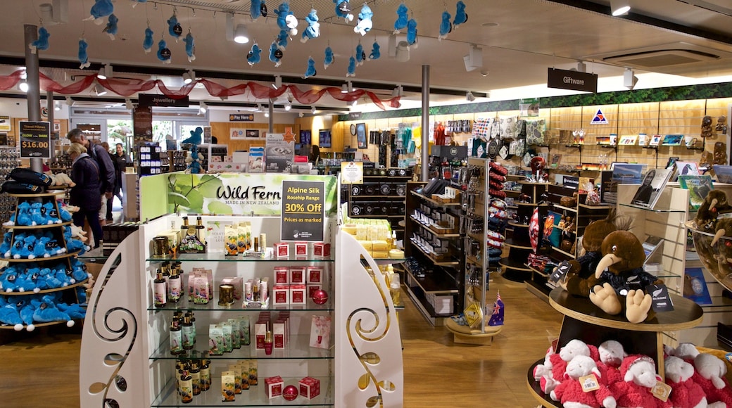 Waitomo Glowworm Caves showing interior views