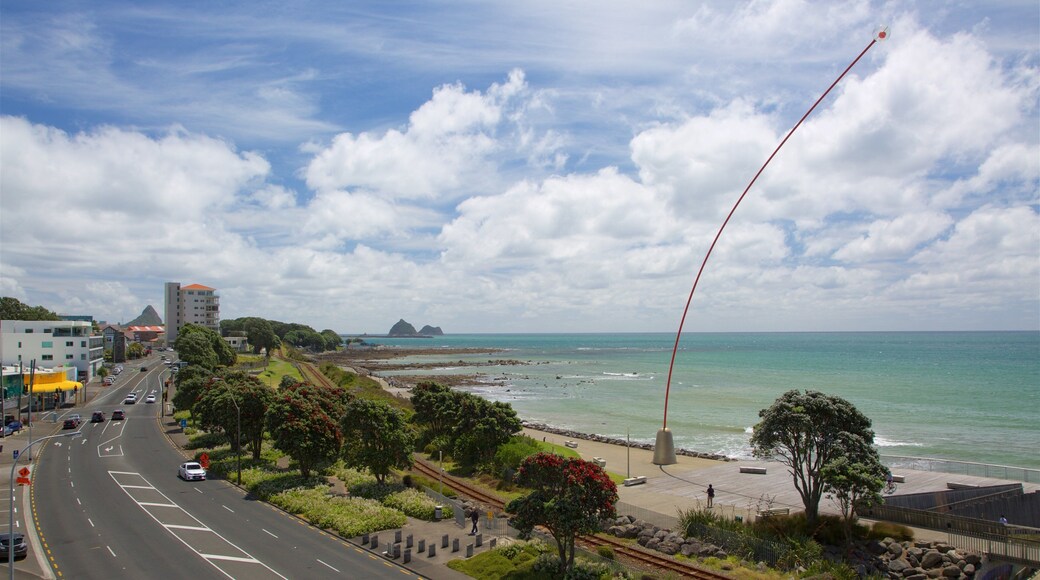 Wind Wand mostrando costa rocosa, una bahía o puerto y escenas urbanas