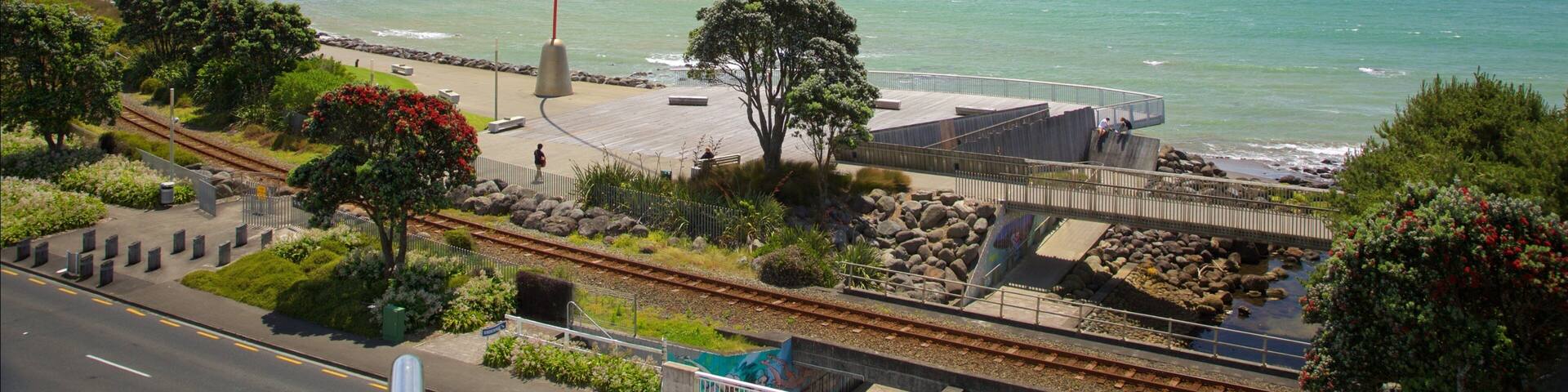 Wind Wand qui includes articles ferroviaires, cÎte escarpée et vues littorales
