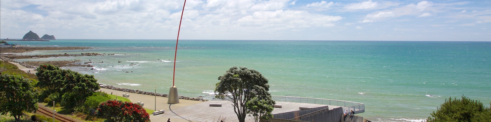 Wind Wand que incluye costa rocosa, artículos ferroviarios y una bahía o un puerto