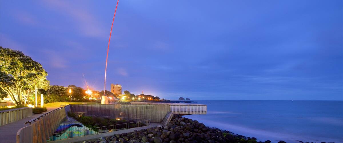 Wind Wand mostrando litoral rochoso, cenas noturnas e uma baía ou porto