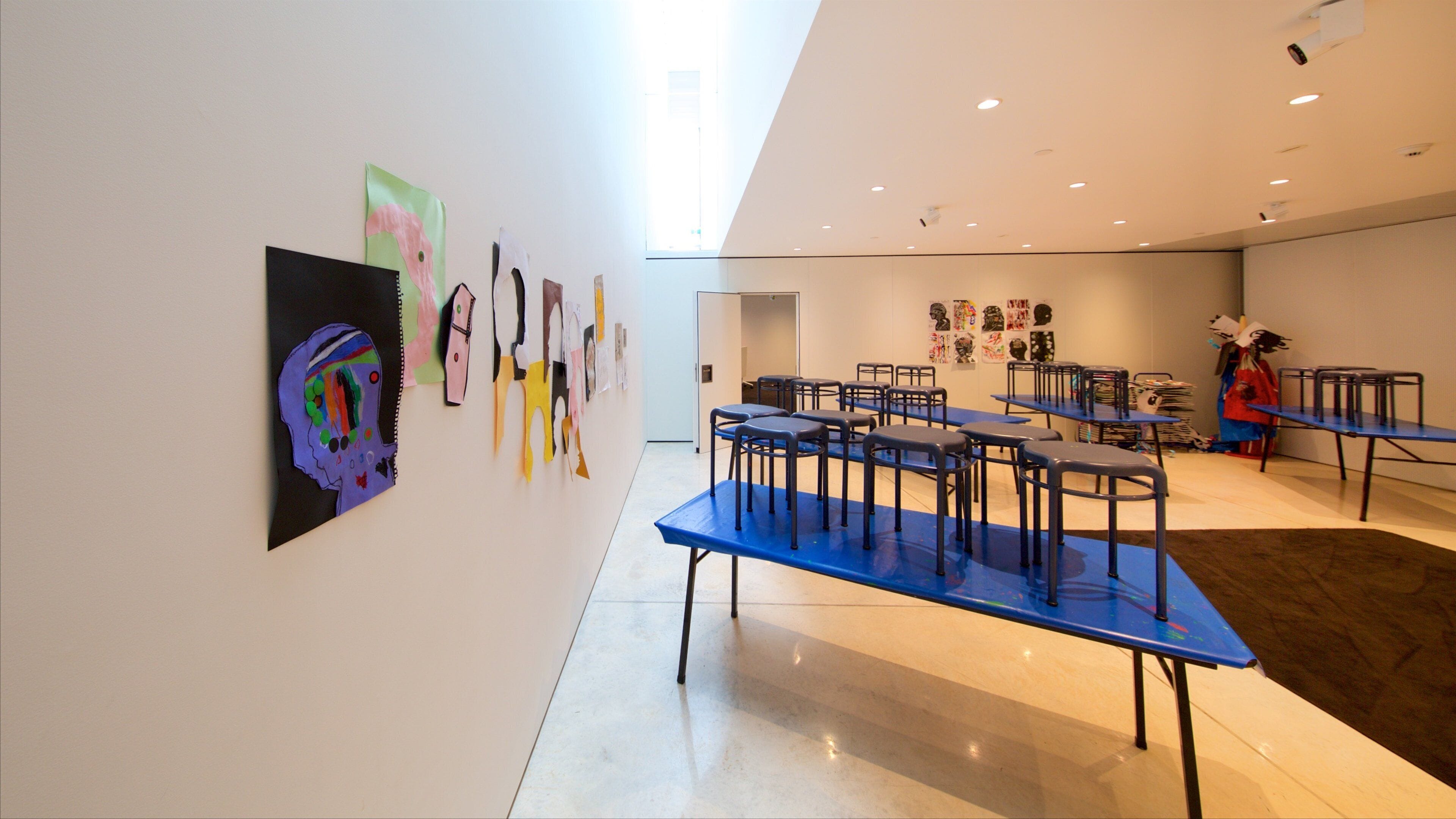 Galerie d\'art de Govett-Brewster montrant vues intérieures et art