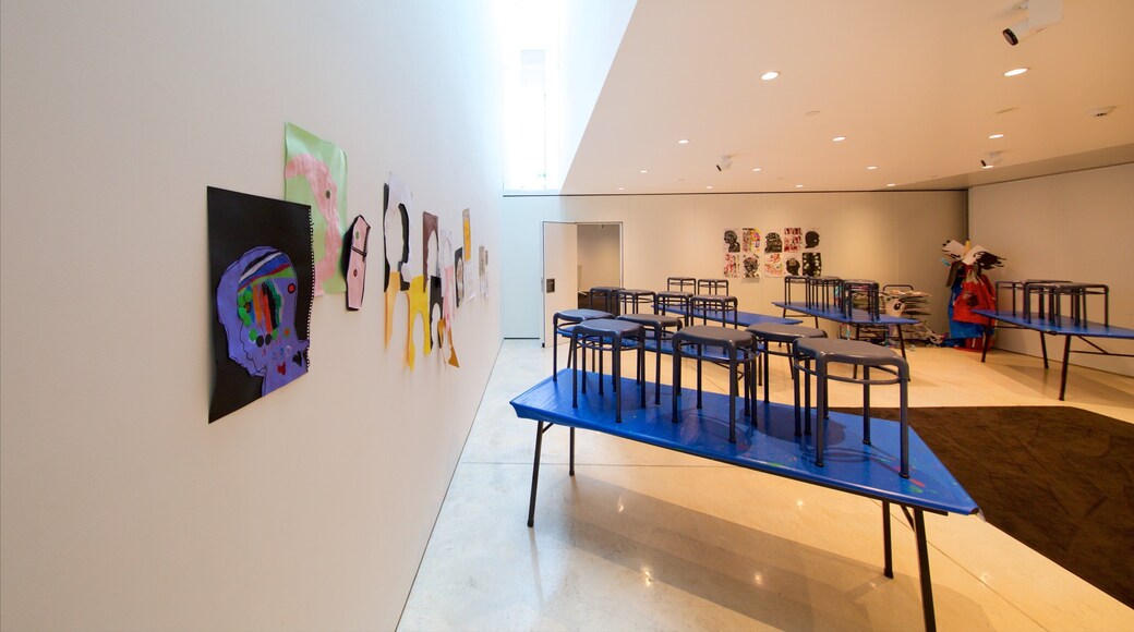 Galerie d\'art de Govett-Brewster montrant vues intérieures et art