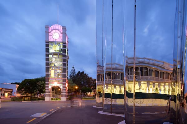 Govett-Brewster Art Gallery welches beinhaltet historische Architektur, moderne Architektur und bei Nacht