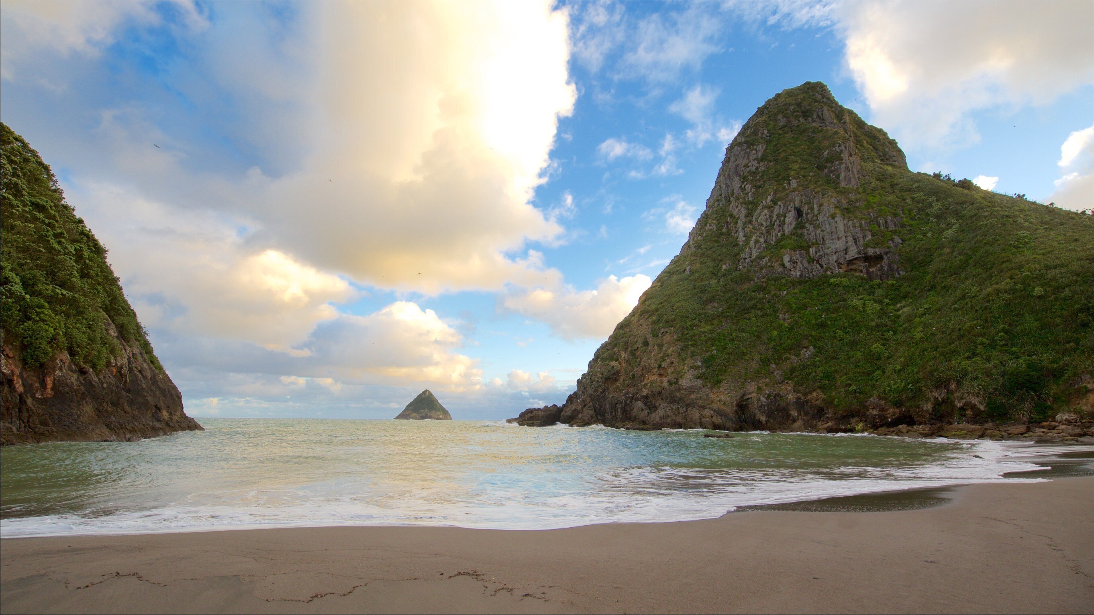 Paritutu Rock das einen Bucht oder Hafen, Berge und Sandstrand