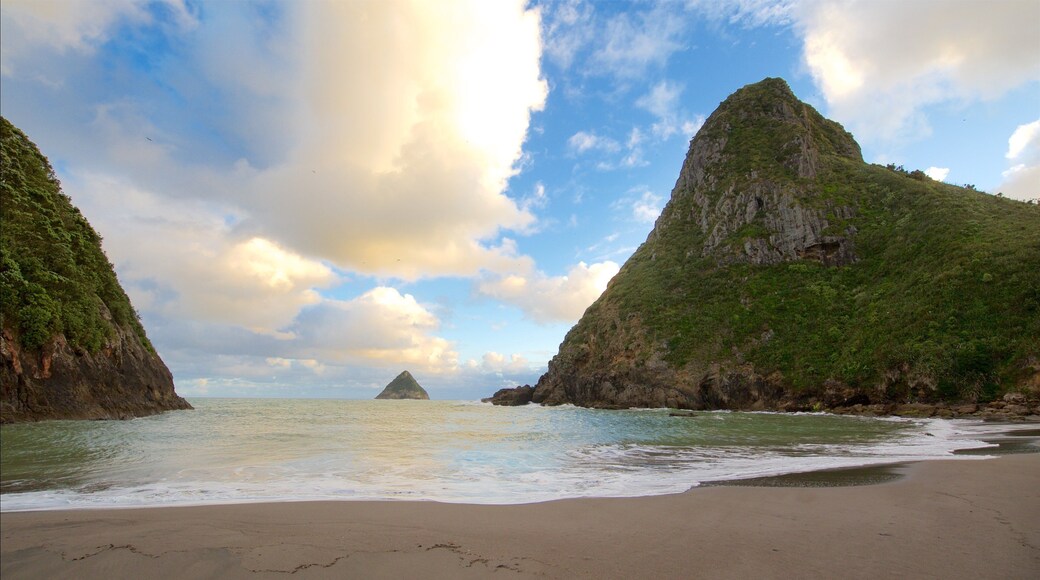 Paritutu Rock das einen Bucht oder Hafen, Berge und Sandstrand