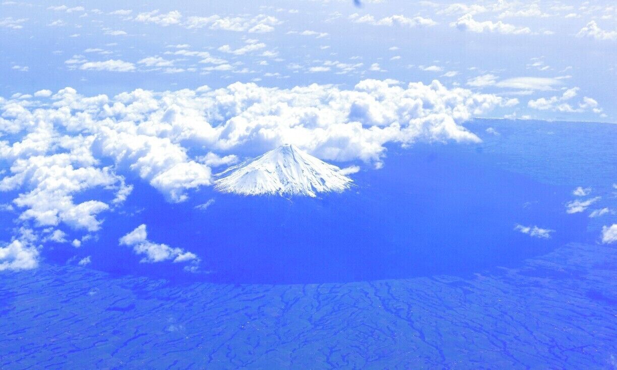 Mount Taranaki... from the sky!
#newzealand #snow