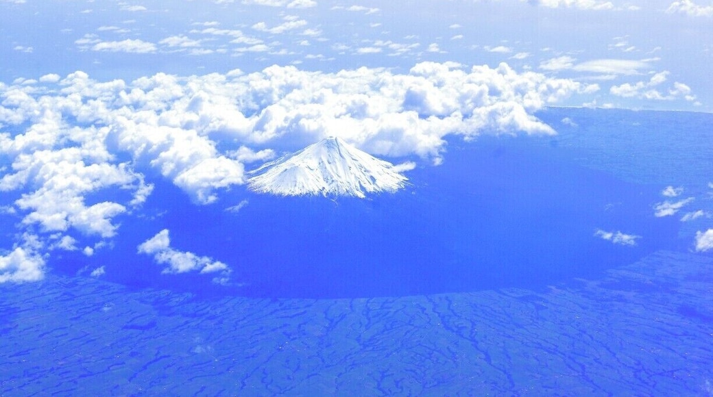 Mount Taranaki... from the sky!
#newzealand #snow