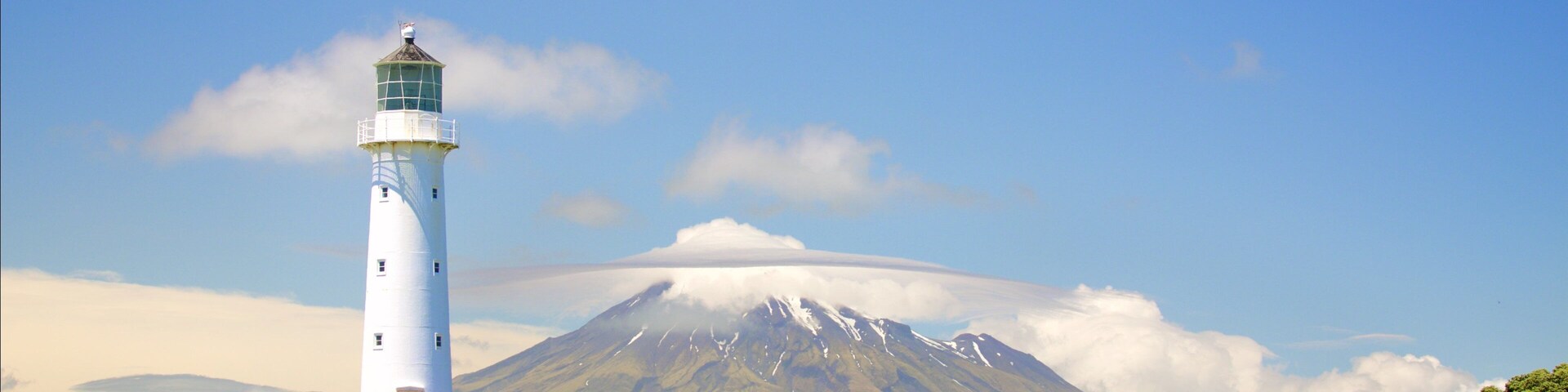 Nueva Plymouth que incluye montañas y un faro