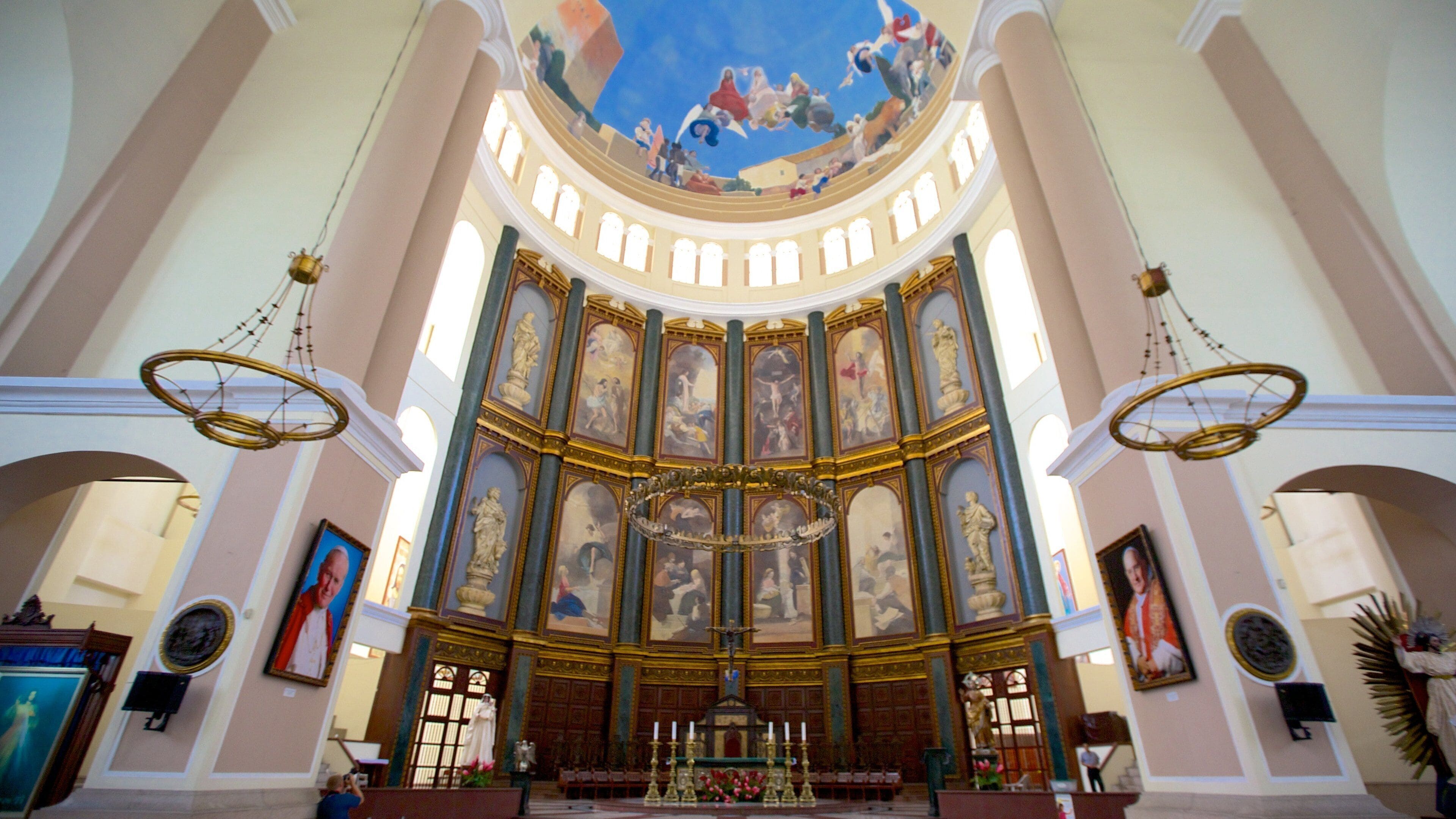 Catedral Metropolitano qui includes une église ou une cathédrale, scènes intérieures et éléments religieux