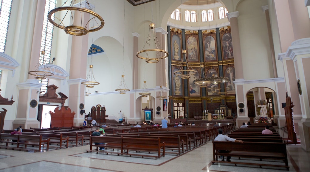 Catedral Metropolitana mostrando vistas interiores, elementos religiosos y una iglesia o catedral