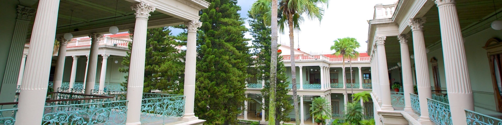 Palacio Nacional que inclui cenas tropicais e um castelo