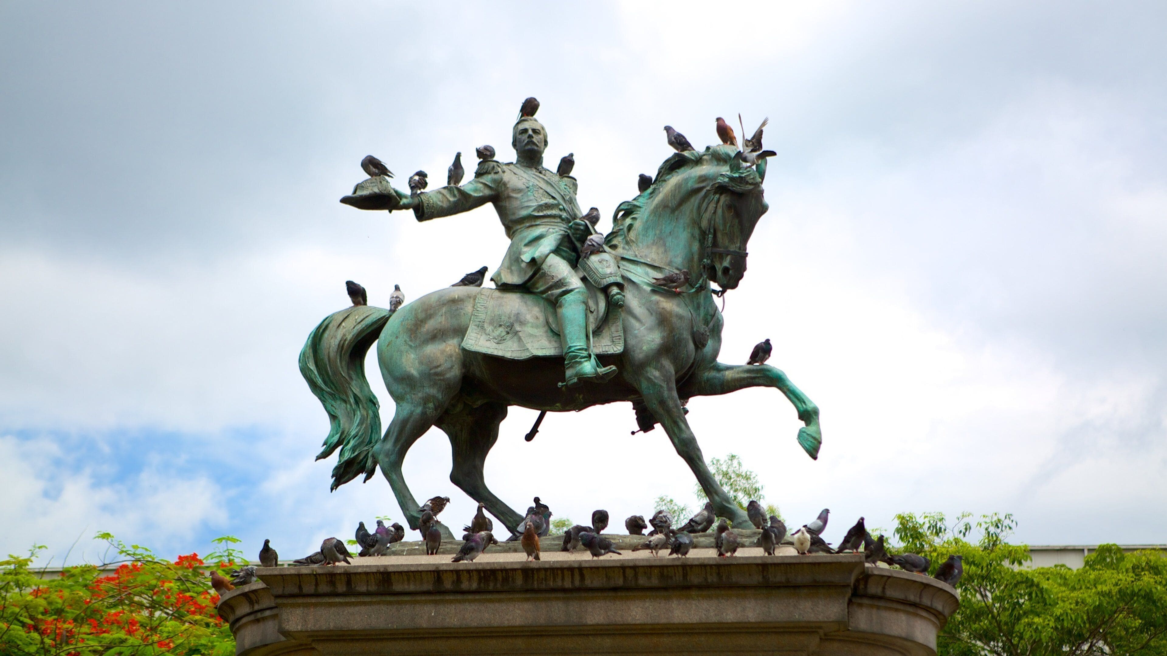 Plaza Geraldo Barrios presenterar ett monument och en staty eller skulptur