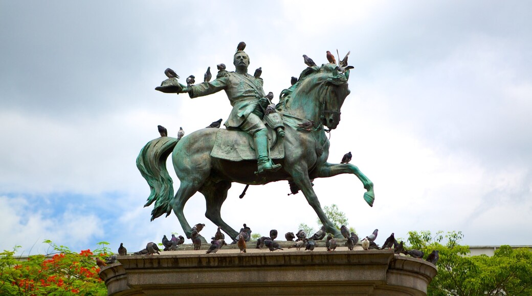 Plaza Geraldo Barrios presenterar ett monument och en staty eller skulptur