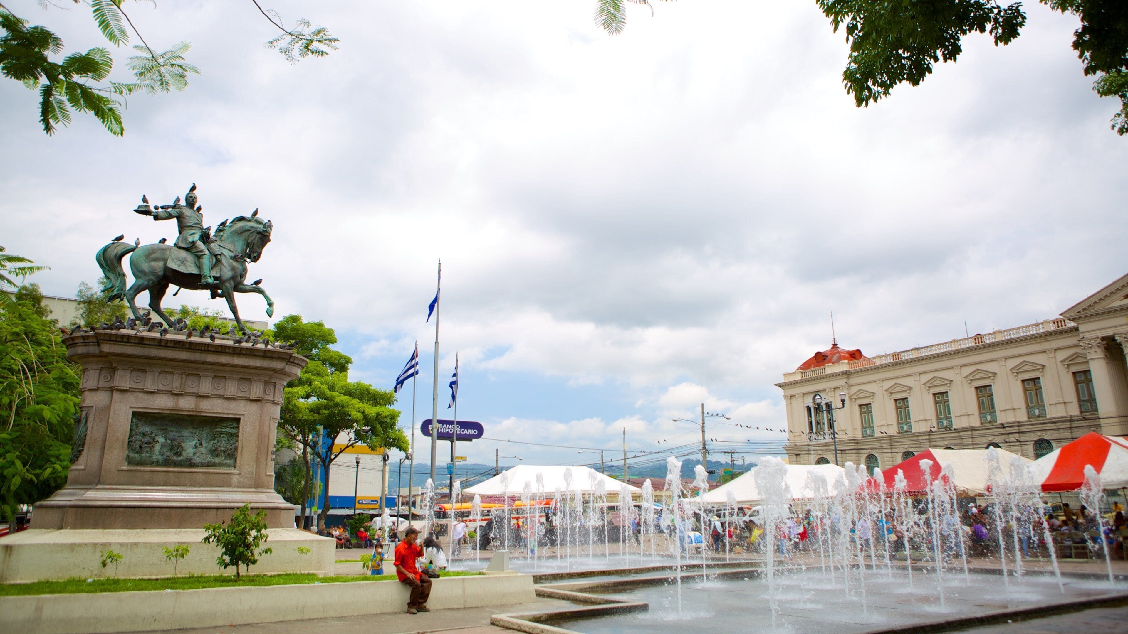 Plaza Geraldo Barrios mostrando una fuente, una estatua o escultura y una plaza
