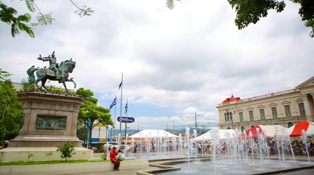 Plaza Geraldo Barrios som visar en staty eller skulptur, en fontÀn och ett torg