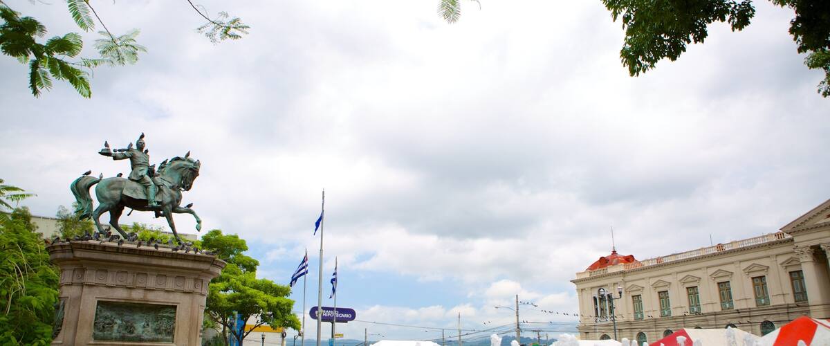 Plaza Geraldo Barrios showing a statue or sculpture, a fountain and a square or plaza