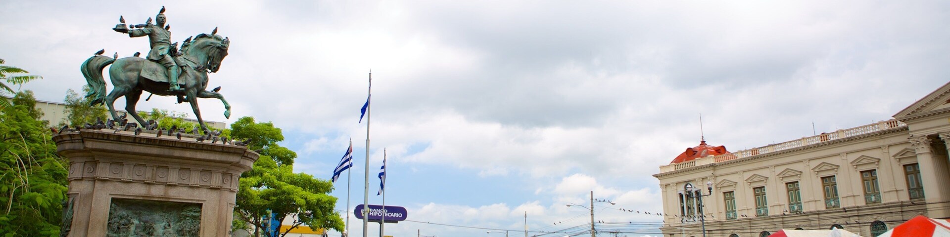 Plaza Geraldo Barrios showing a statue or sculpture, a fountain and a square or plaza