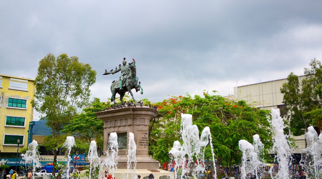 Plaza Geraldo Barrios som inkluderar en fontÀn, en staty eller skulptur och ett torg