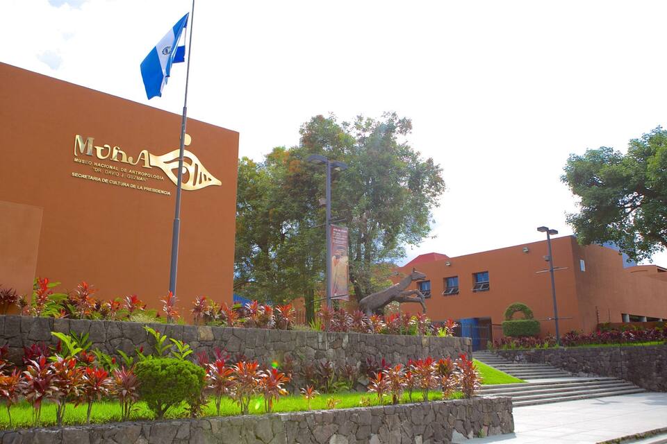 A building with a sign reading "Museo Nacional de Antropologia" and a flag.